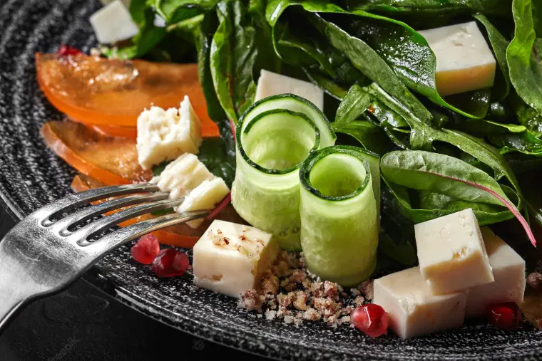 una riquísima ensalada de espinaca y queso