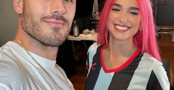 Dua Lipa tambien pone su pelo el las manos de Chris Appleton trucos de belleza