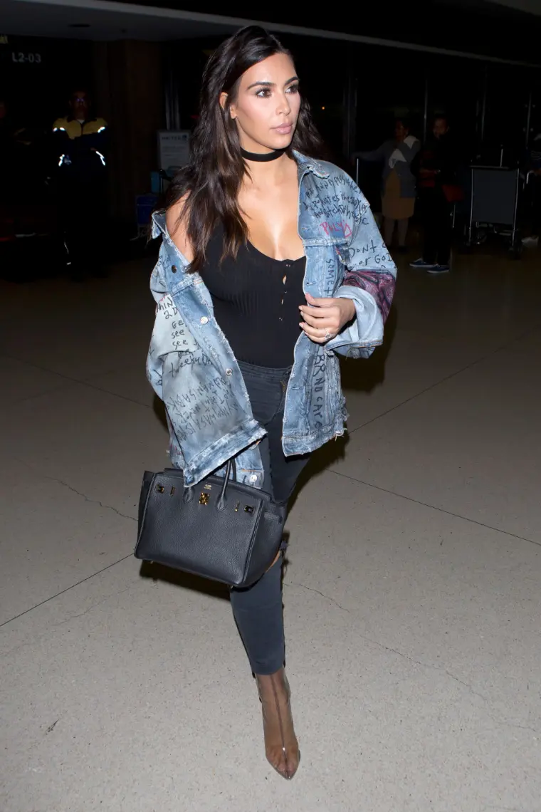 Kim Kardashian e a jaqueta jeans oversize