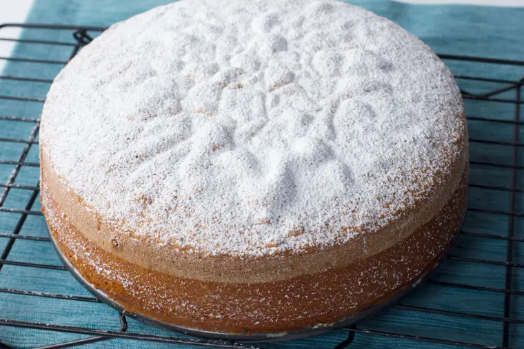 bolo sem farinha com açúcar em pó