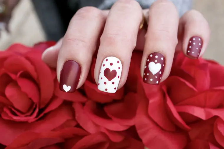 diseño de lunares de uñas San Valentín