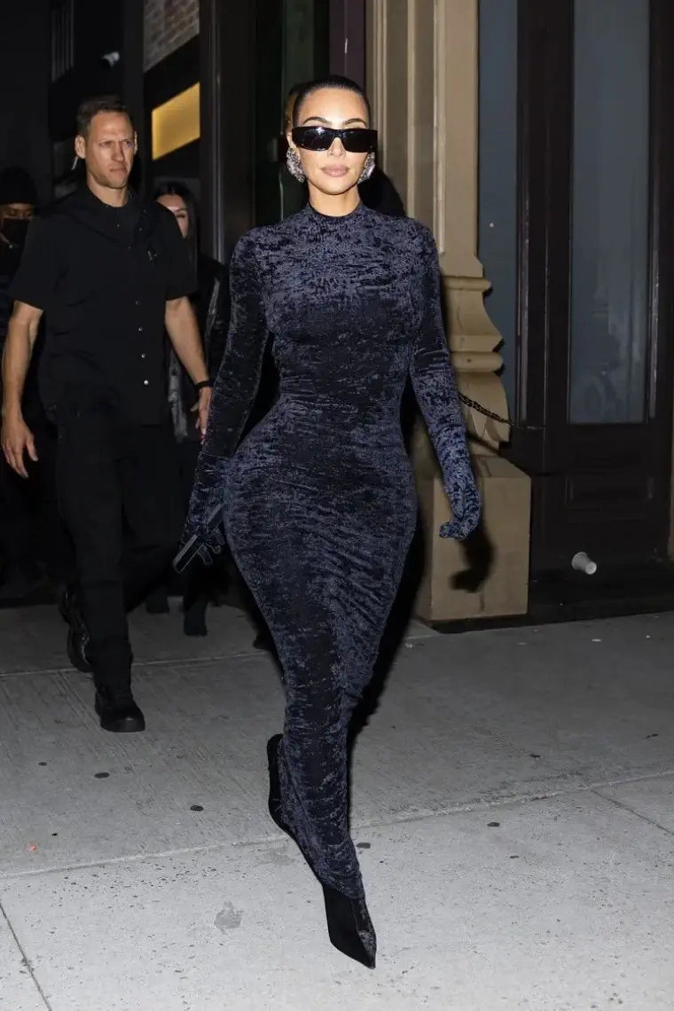  Vestido de veludo preto Kim Kardashian Met Gala Fashion Week