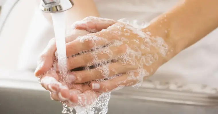 lavar bien las manos con agua y jabón