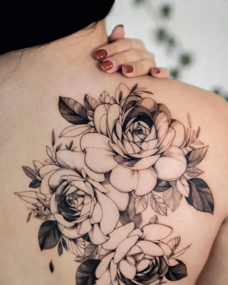 tatuaje de mujer 2023 flores en la espalda