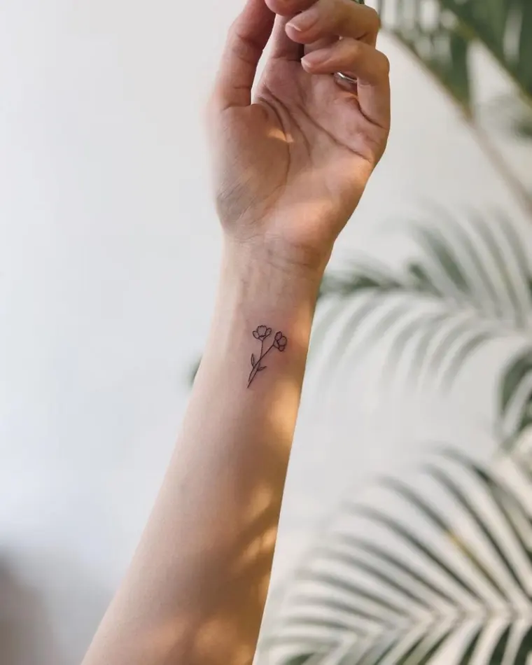 ideias de flores de tatuagem estilo minimalista de mulher