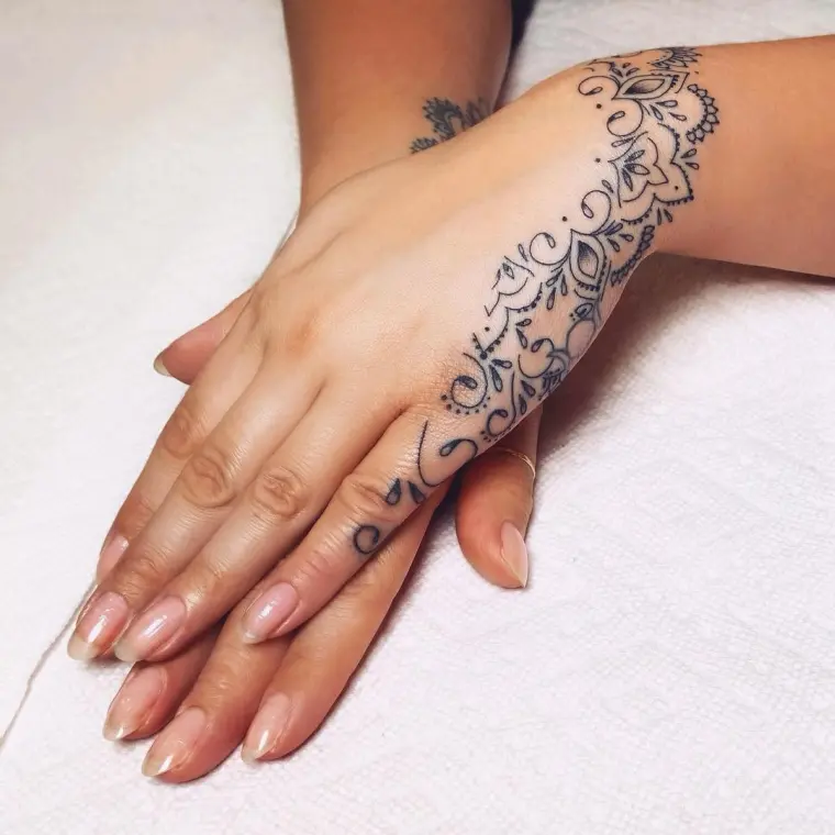 idéias de tatuagem de mão de mulher