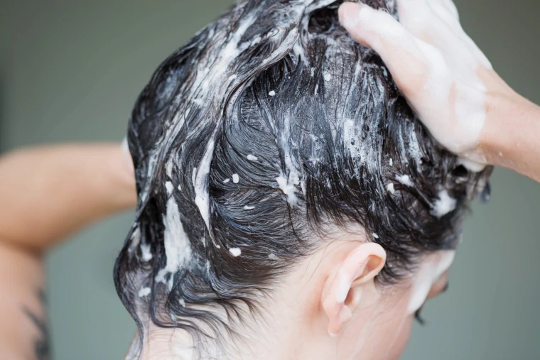 Usar un buen shampo para dar volumen al pelo liso