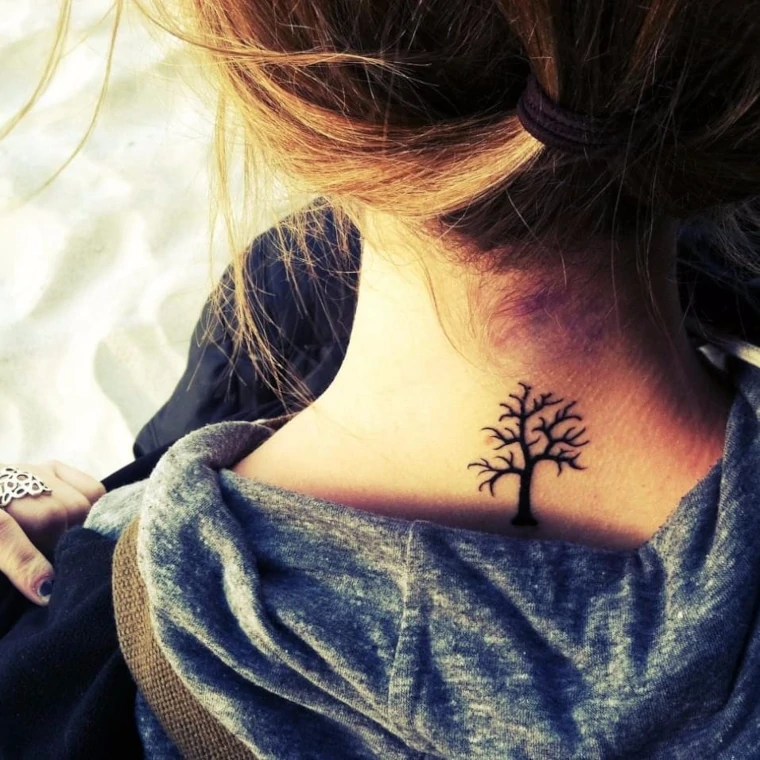 Tatuaje de un árbol en el cuello