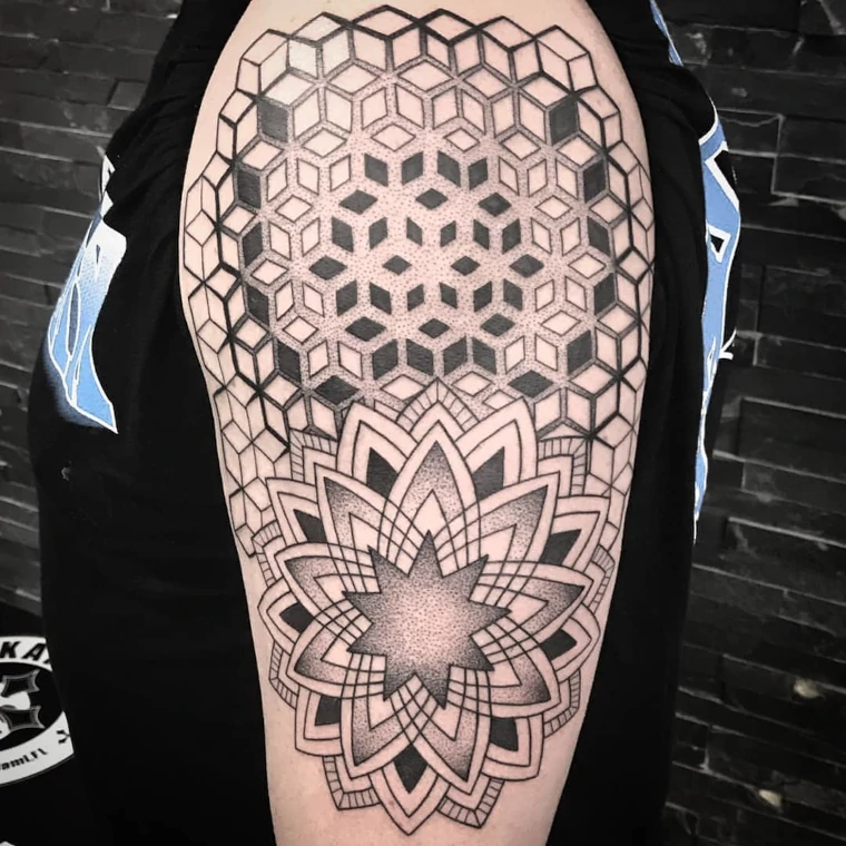 Tatuaje con formas geométricas sencillo