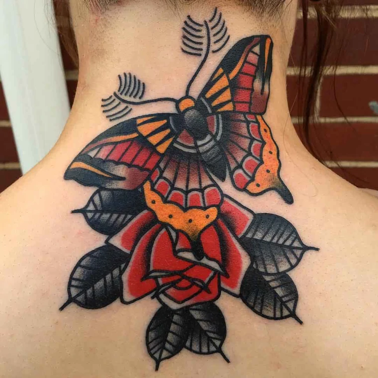 Tatuaje de flores y mariposas