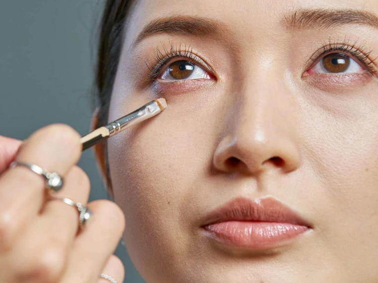 Si es necesario utiliza un corrector para las ojeras