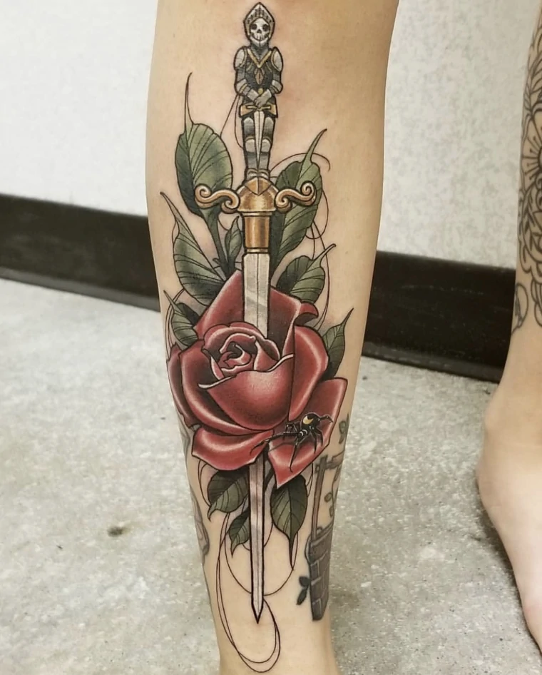 Tatuaje de rosas y dagas