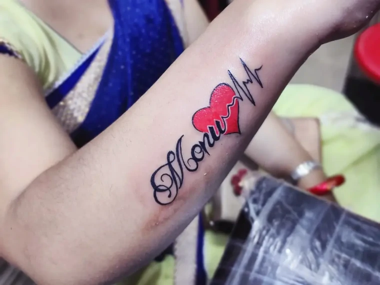 A tatuagem de coração que simboliza o amor também é simples