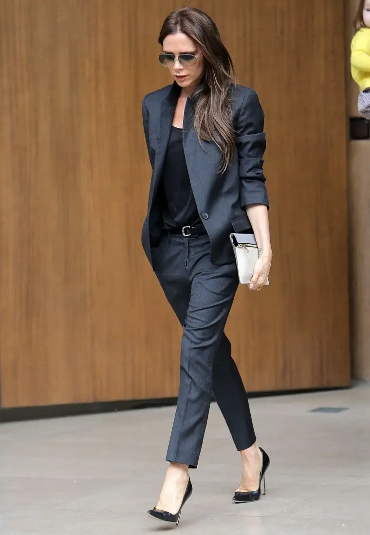 Victoria Beckham le encanta la chaqueta y el pantalon en look total