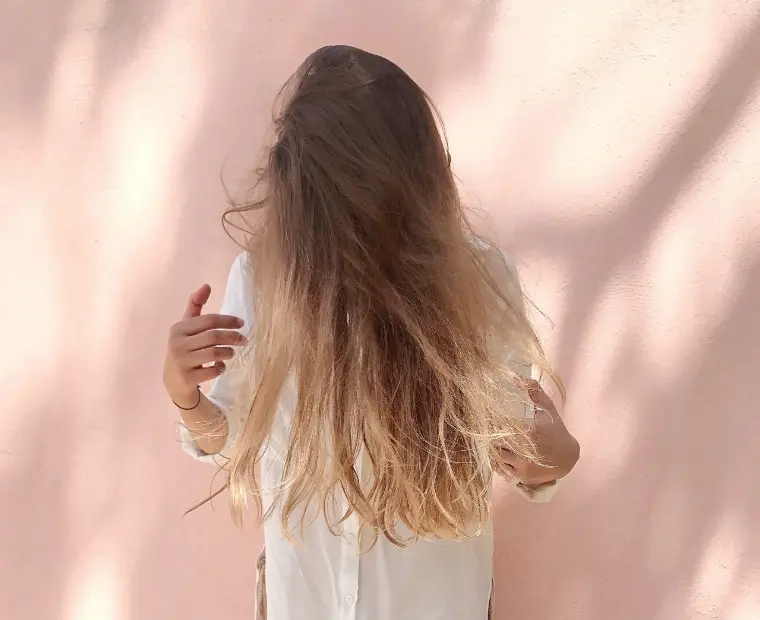 como engrosar el cabello fino secar boca abajo