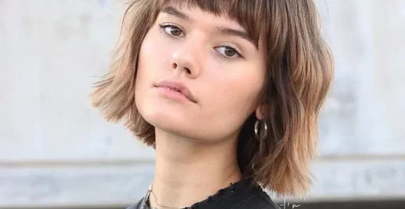 corte bob moderno con flequillo recto