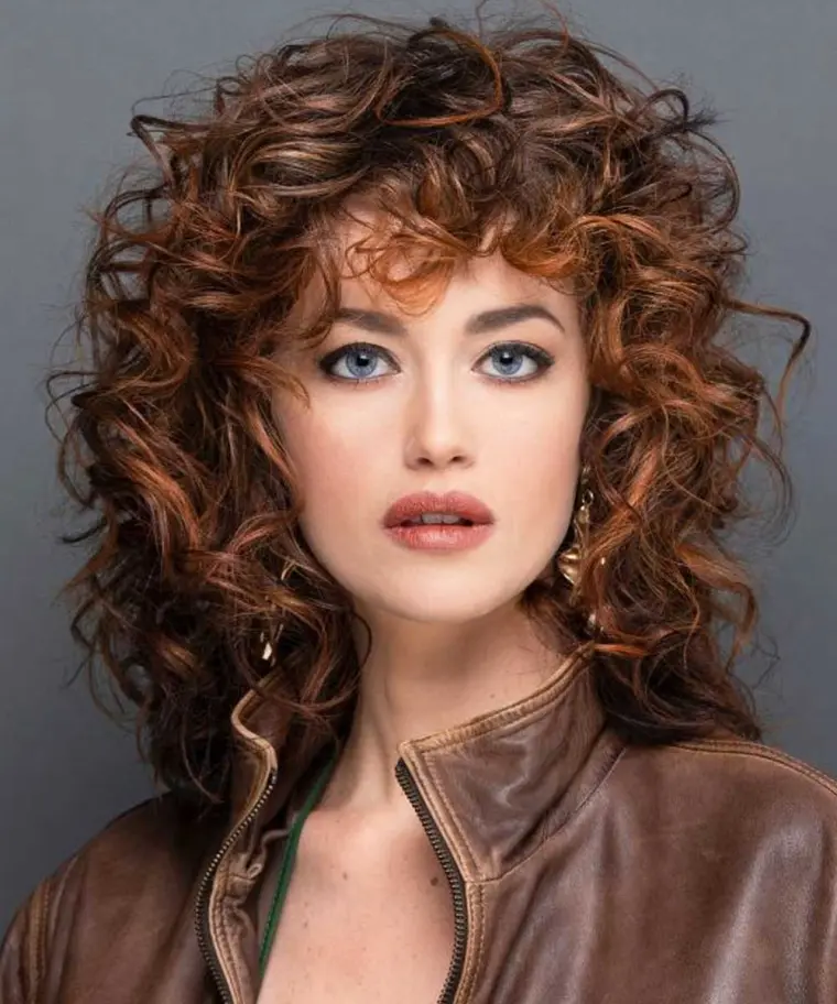 cortes de cabelo cacheados para mulheres de comprimento médio