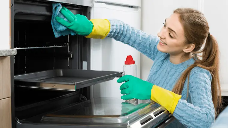 herramientas necesarias de limpiar el horno