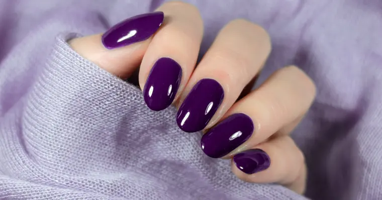 Colores de uñas de moda 2023 uñas color purpura ideas