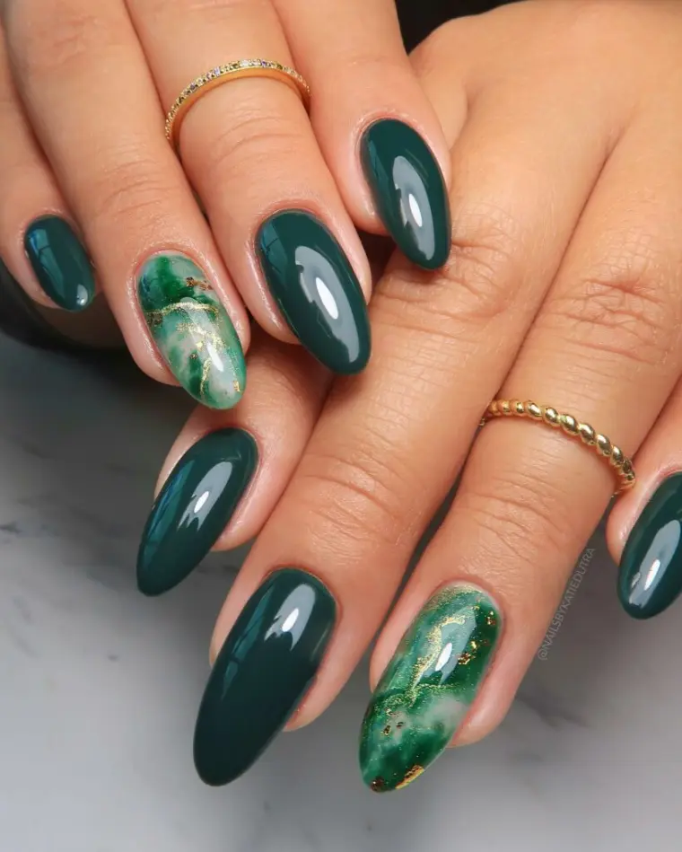 Colores de uñas de moda 2023 verdes esmeralda para piscis