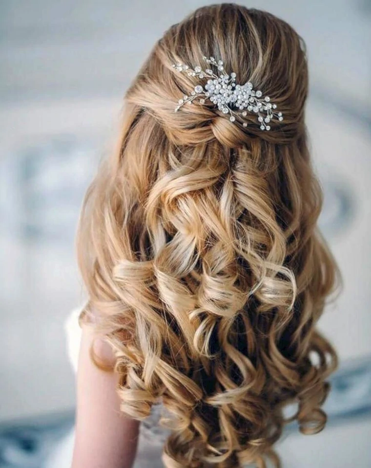 Peinado de novia semirecogido elegante y sofisticado