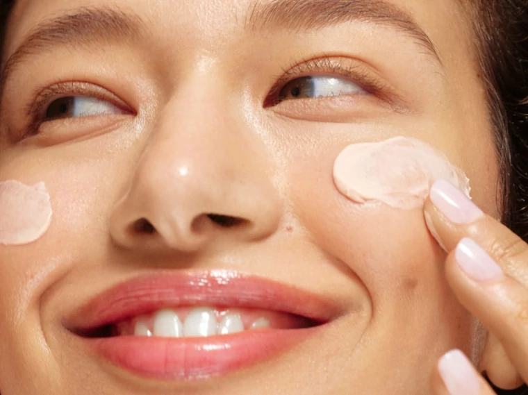 El uso de cremas hidratantes mantiene la piel suave y flexible