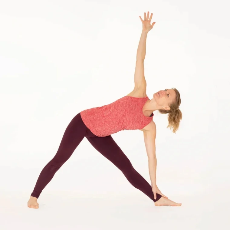 Ejercicio de yoga postura del tringulo