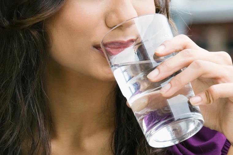 A água contribui para a hidratação da pele