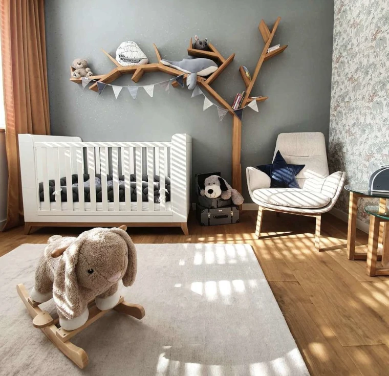 Accesorios decorativos en la habitación de bebe como una alfombra, muñecos de peluche