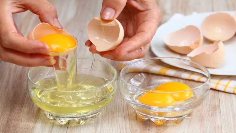 La clara de huevo ayuda a tensar la piel