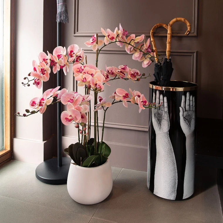la planta artificial grande de orquidea en la decoración de interiores
