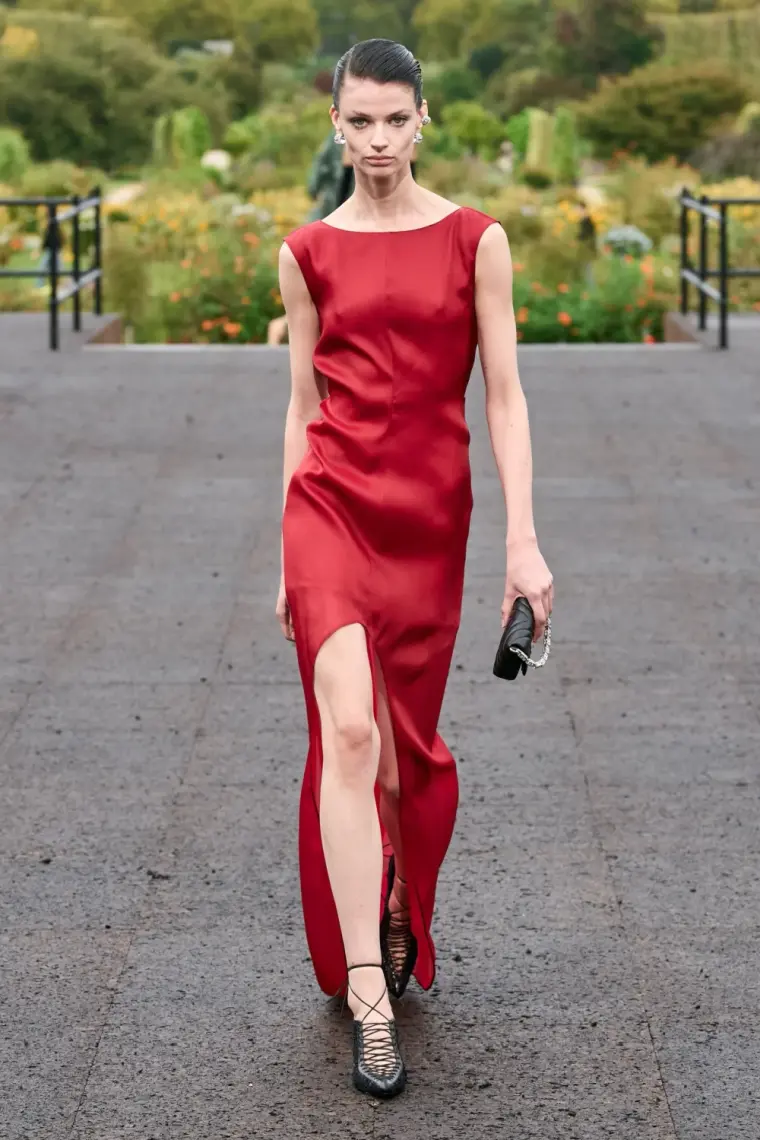 vestido de color rojo moderno para la primavera