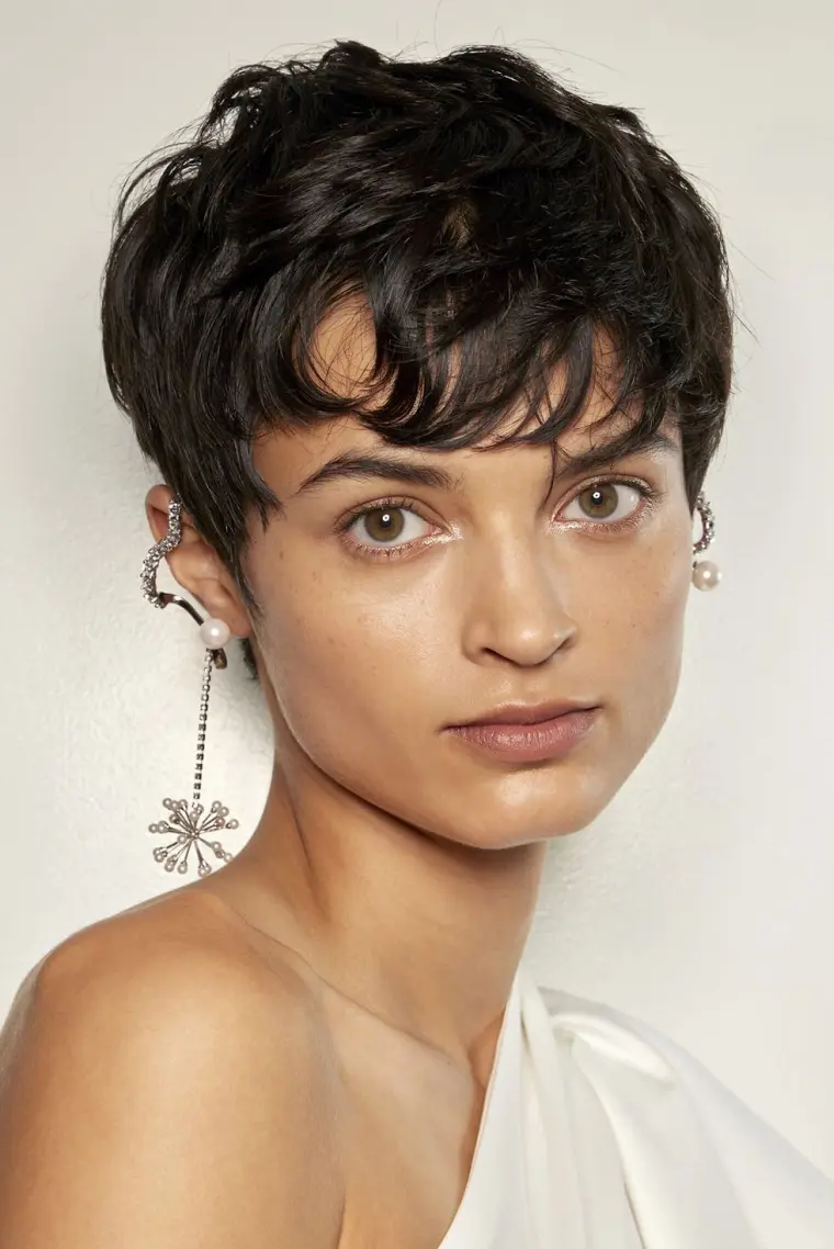 corte de pelo corto rizado mujer