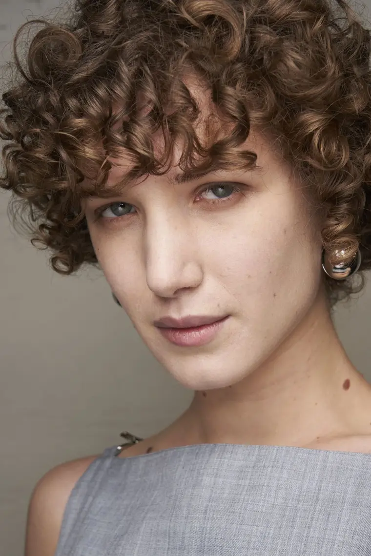 corte de pelo corto rizado mujer