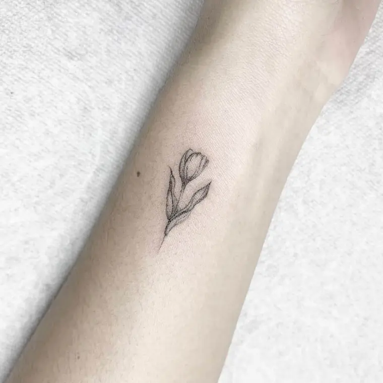 flor tatuaje diseño pequeño 2023