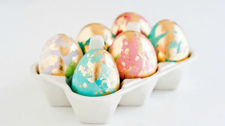 huevos de pascua decorados con papel de oro