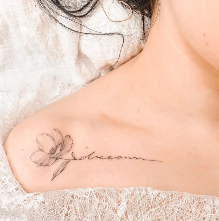 plabaras tatuadas en la clavicula mujer estilo