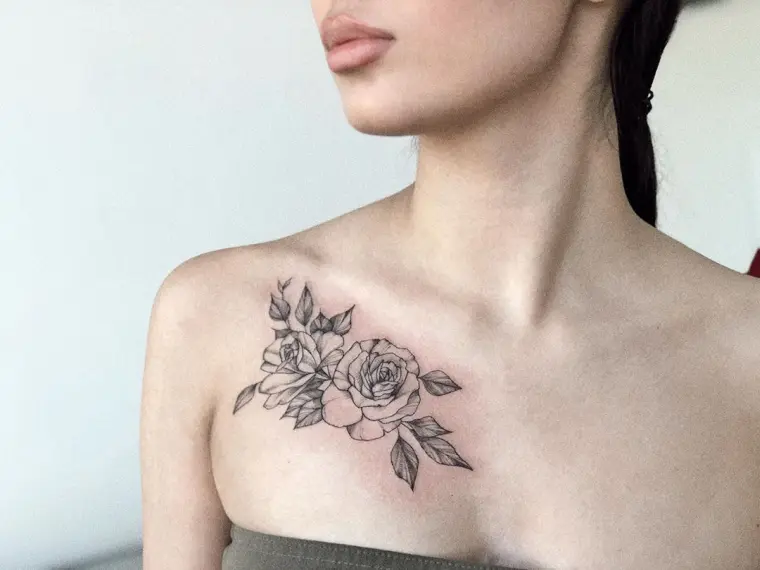 rosas grandes en la clavicula