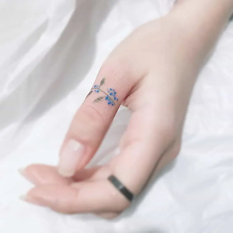 tatuaje en el dedo estilo mujer