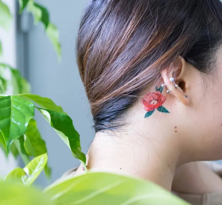 tatuajes detras de la oreja flores