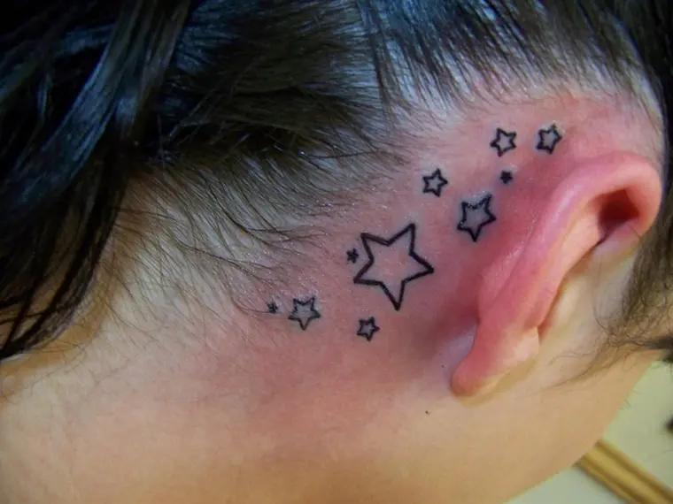 tatuajes estrellas detras de la oreja