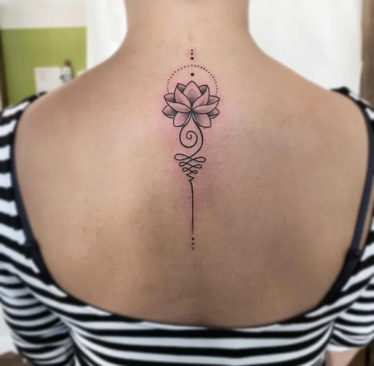 tatuajes finos espalda mujer