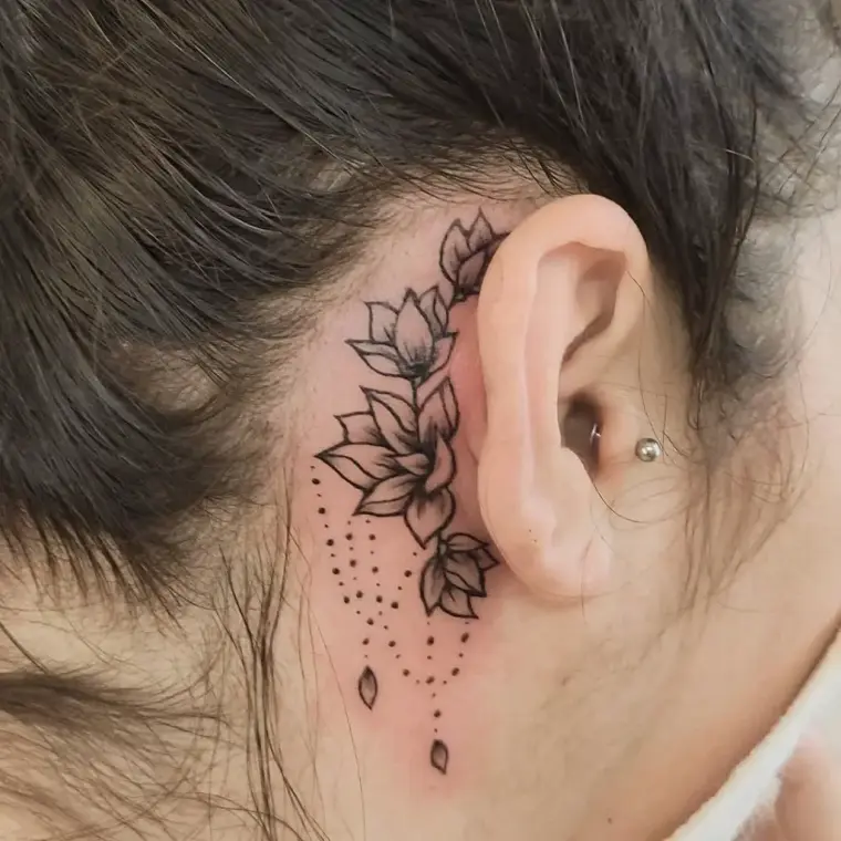 tatuajes flores mandala detras oreja