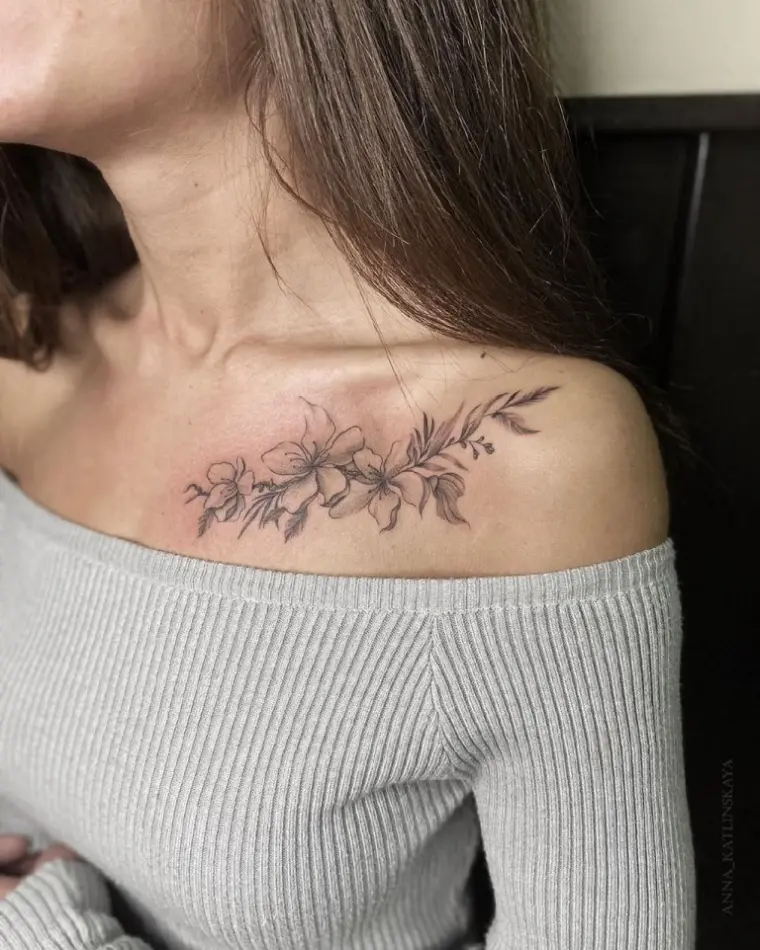 tatuajes grandes flores clavicula