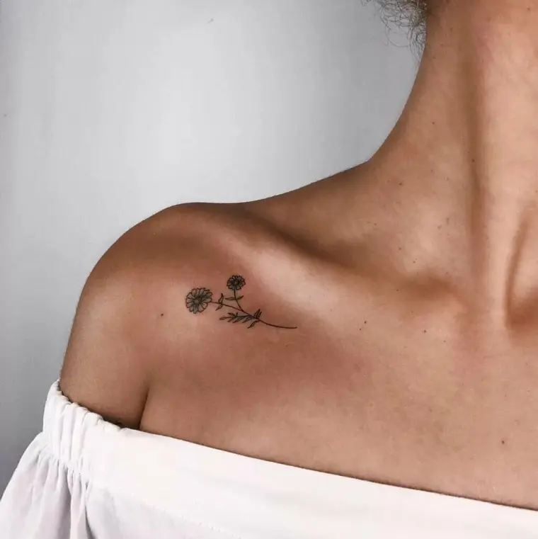tatuajes minimalistas en la clavicula