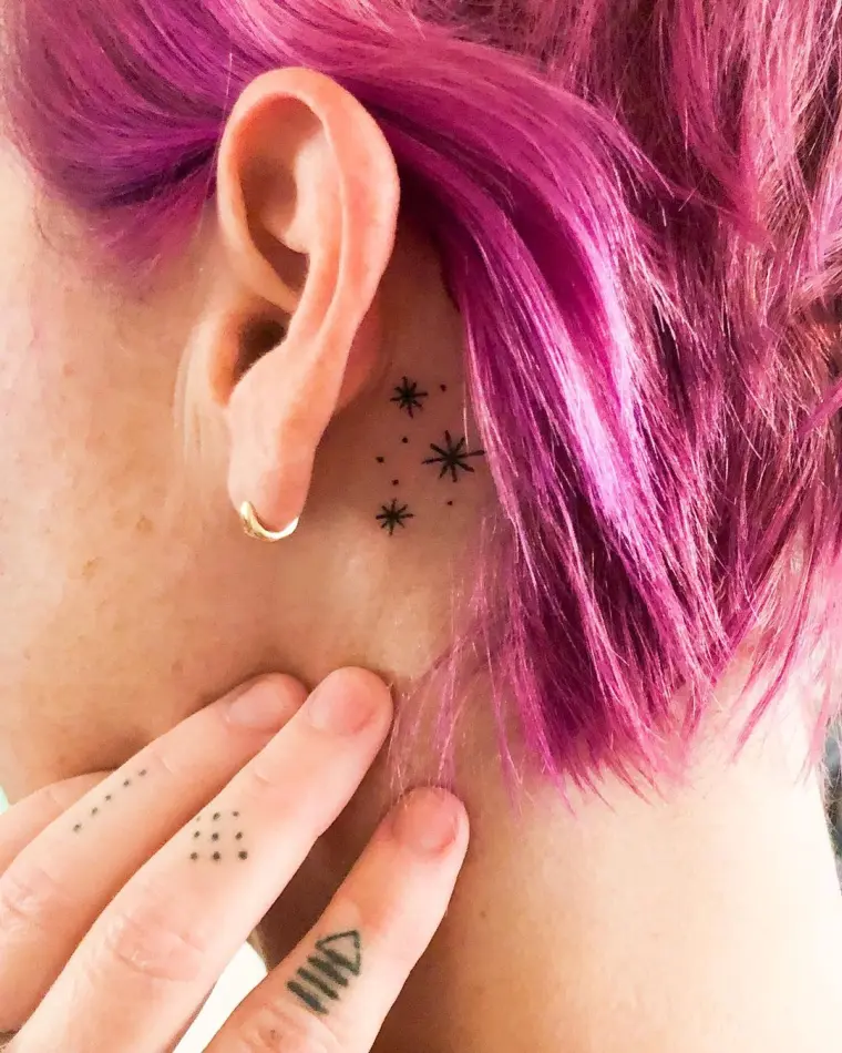 tatuajes simples pequeños detras de la oreja