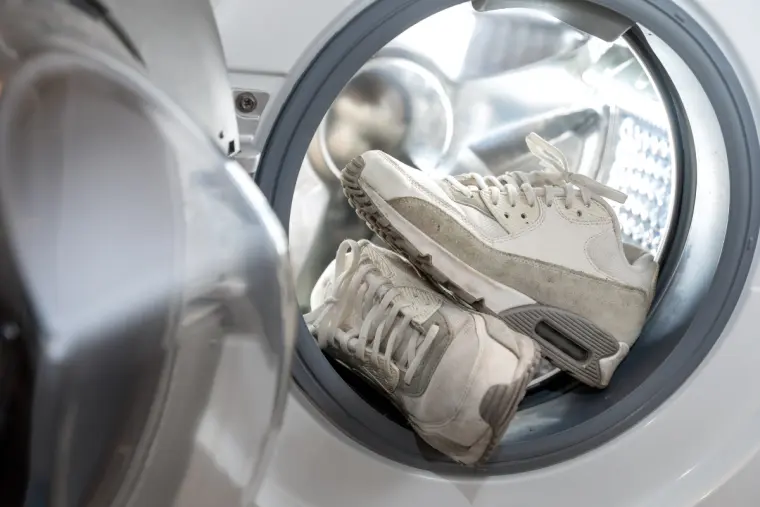 limpiar zapatos blancos en la lavadora