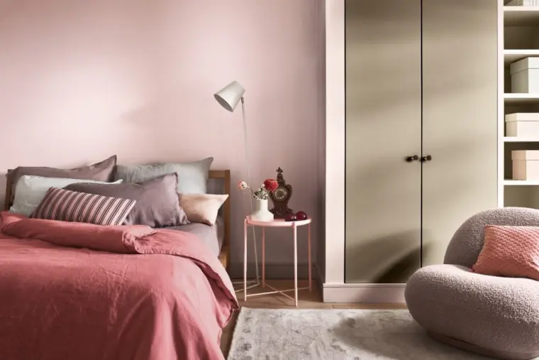 color rosa claro en el dormitorio pequeño