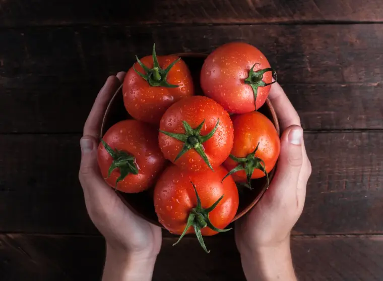 comer tomates para mejor bronceado