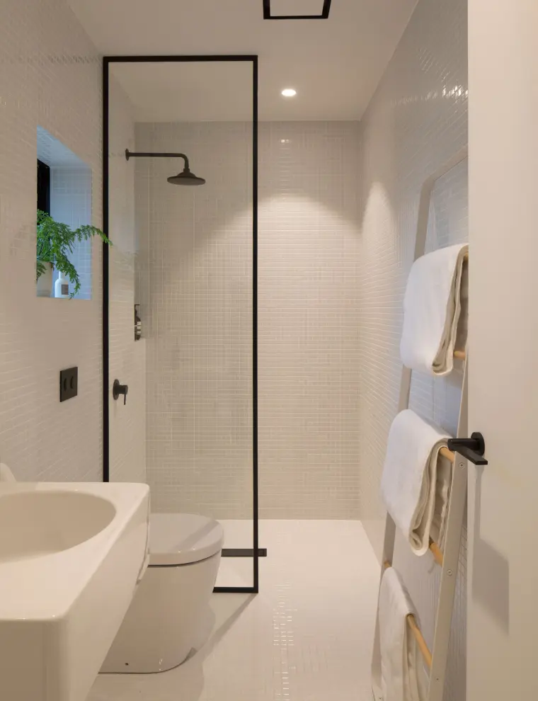 baño estrecho diseño minimalista